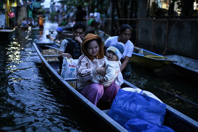 Seorang pria mengarungi jalan yang banjir setelah hujan, yang diperparah oleh Badai Tropis Bualoi, di Dela Paz, Binan, provinsi Laguna, Filipina, 26 September 2025. (REUTERS/Noel Celis)
