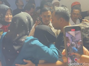 Keluarga Histeris Cari Anak di Reruntuhan Musala Ponpes Al Khoziny