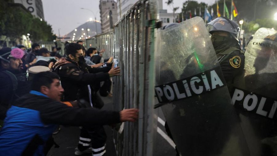 Para pengunjuk rasa bentrok dengan polisi selama demonstrasi yang diselenggarakan oleh kolektif pemuda yang disebut "Generasi Z" untuk mengekspresikan ketidakpuasan atas rencana reformasi pensiun yang kontroversial dan pemerintahan Presiden Peru Dina Boluarte, di Lima, Peru, 27 September 2025. (REUTERS/Sebastian Castaneda)