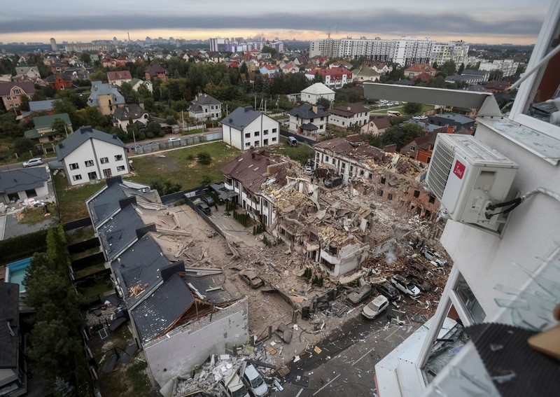 Ledakan menerangi langit di atas kota selama serangan pesawat tak berawak dan rudal Rusia, di tengah serangan Rusia terhadap Ukraina, di Kyiv, Ukraina, 28 September 2025. (REUTERS/Vladyslav Sodel)