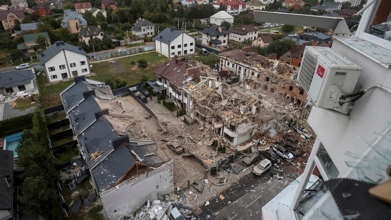Ledakan menerangi langit di atas kota selama serangan pesawat tak berawak dan rudal Rusia, di tengah serangan Rusia terhadap Ukraina, di Kyiv, Ukraina, 28 September 2025. (REUTERS/Vladyslav Sodel)