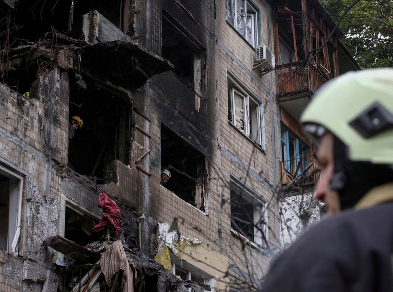 Ledakan menerangi langit di atas kota selama serangan pesawat tak berawak dan rudal Rusia, di tengah serangan Rusia terhadap Ukraina, di Kyiv, Ukraina, 28 September 2025. Ledakan menerangi langit di atas kota selama serangan pesawat tak berawak dan rudal Rusia, di tengah serangan Rusia terhadap Ukraina, di Kyiv, Ukraina, 28 September 2025. (REUTERS/Vladyslav Sodel)
