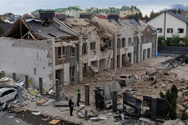 Ledakan menerangi langit di atas kota selama serangan pesawat tak berawak dan rudal Rusia, di tengah serangan Rusia terhadap Ukraina, di Kyiv, Ukraina, 28 September 2025. (REUTERS/Vladyslav Sodel)