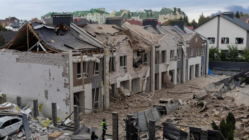 Ledakan menerangi langit di atas kota selama serangan pesawat tak berawak dan rudal Rusia, di tengah serangan Rusia terhadap Ukraina, di Kyiv, Ukraina, 28 September 2025. (REUTERS/Vladyslav Sodel)