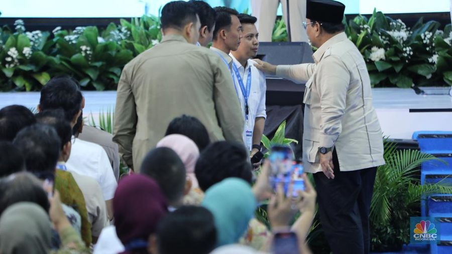 Presiden Prabowo Subianto menghadiri acara akad massal sebanyak 26.000 KPR dan serah terima kunci di Cileungsi, Kabupaten Bogor, Senin, (29/9/2025). (CNBC Indonesia/Tri Susilo)