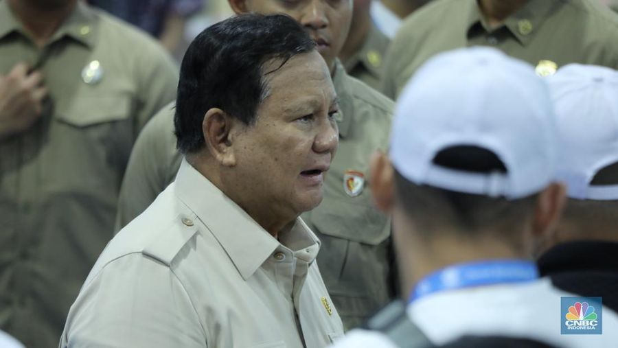 Presiden Prabowo Subianto menghadiri acara akad massal sebanyak 26.000 KPR dan serah terima kunci di Cileungsi, Kabupaten Bogor, Senin, (29/9/2025). (CNBC Indonesia/Tri Susilo)