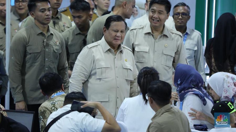 Presiden Prabowo Subianto menghadiri acara akad massal sebanyak 26.000 KPR dan serah terima kunci di Cileungsi, Kabupaten Bogor, Senin, (29/9/2025). (CNBC Indonesia/Tri Susilo)