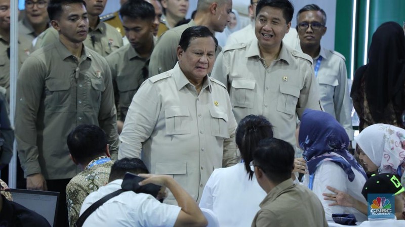 Presiden Prabowo Subianto menghadiri acara akad massal sebanyak 26.000 KPR dan serah terima kunci di Cileungsi, Kabupaten Bogor, Senin, (29/9/2025). (CNBC Indonesia/Tri Susilo)