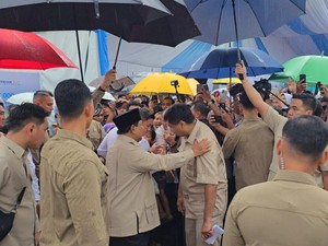 Hujan-hujanan, Prabowo Sapa Langsung Warga Pemilik Rumah Subsidi di Cileungsi
