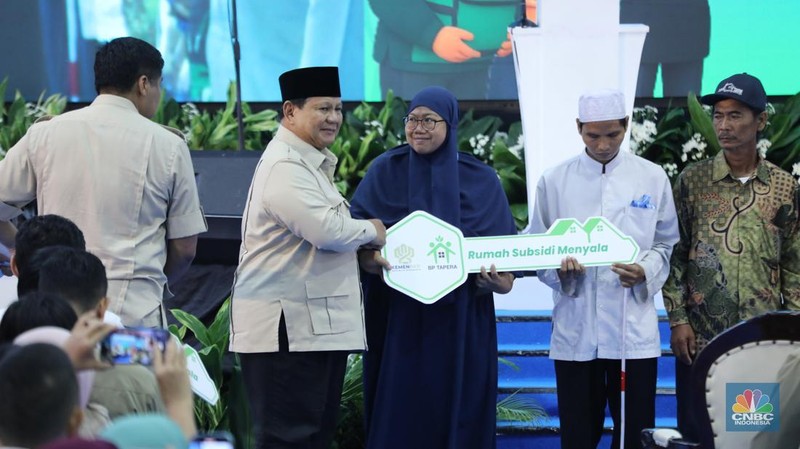 Presiden Prabowo Subianto menghadiri acara akad massal sebanyak 26.000 KPR dan serah terima kunci di Cileungsi, Kabupaten Bogor, Senin, (29/9/2025). (CNBC Indonesia/Tri Susilo)