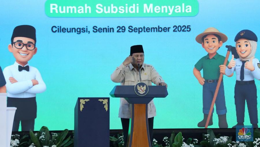 Presiden Prabowo Subianto menghadiri acara akad massal sebanyak 26.000 KPR dan serah terima kunci di Cileungsi, Kabupaten Bogor, Senin, (29/9/2025). (CNBC Indonesia/Tri Susilo)