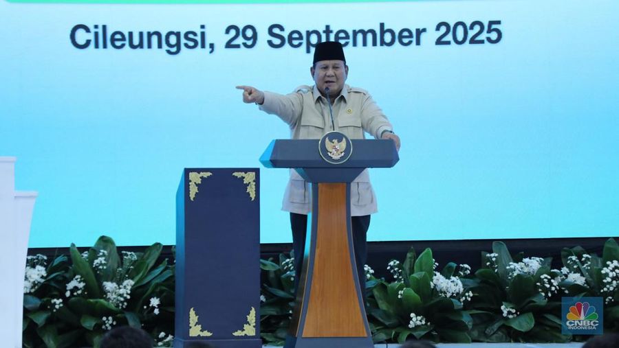 Presiden Prabowo Subianto saat menghadiri acara akad massal sebanyak 26.000 KPR dan serah terima kunci di Cileungsi, Kabupaten Bogor, Senin, (29/9/2025). (CNBC Indonesia/Tri Susilo)