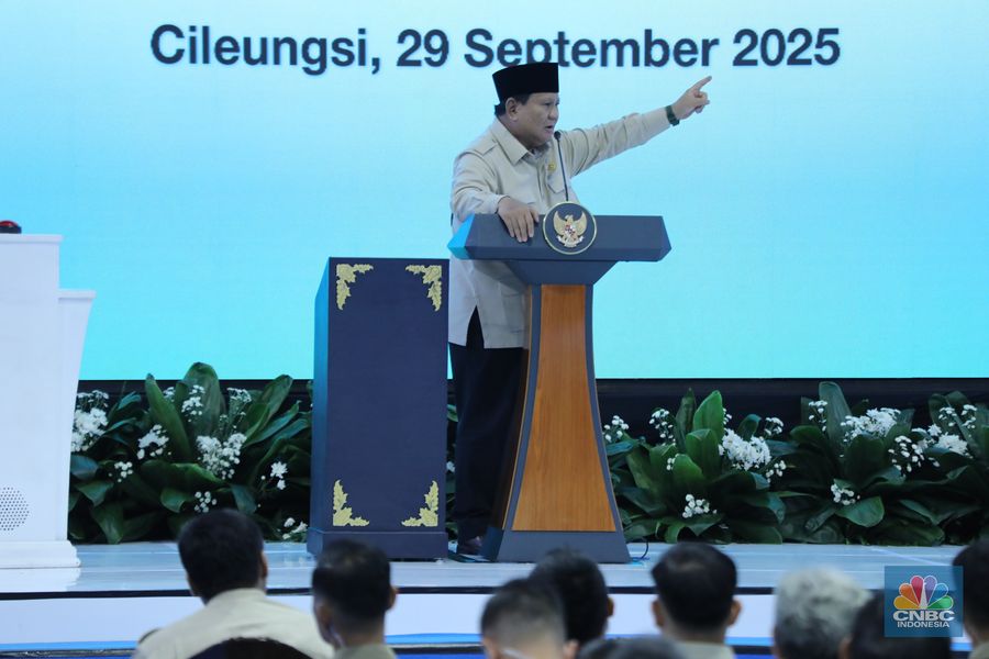 Presiden Prabowo Subianto saat menghadiri acara akad massal sebanyak 26.000 KPR dan serah terima kunci di Cileungsi, Kabupaten Bogor, Senin, (29/9/2025). (CNBC Indonesia/Tri Susilo)
