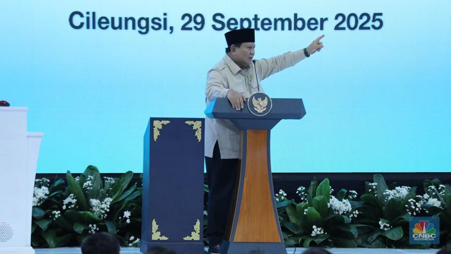 Presiden Prabowo Subianto saat menghadiri acara akad massal sebanyak 26.000 KPR dan serah terima kunci di Cileungsi, Kabupaten Bogor, Senin, (29/9/2025). (CNBC Indonesia/Tri Susilo)