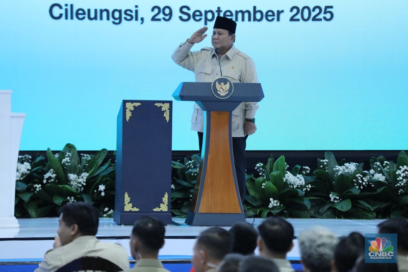 Presiden Prabowo Subianto menghadiri acara akad massal sebanyak 26.000 KPR dan serah terima kunci di Cileungsi, Kabupaten Bogor, Senin, (29/9/2025). (CNBC Indonesia/Tri Susilo)