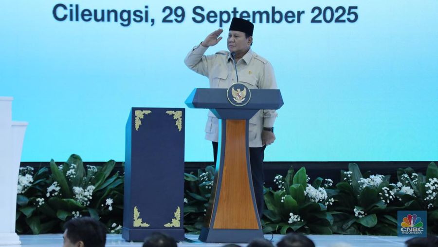 Presiden Prabowo Subianto menghadiri acara akad massal sebanyak 26.000 KPR dan serah terima kunci di Cileungsi, Kabupaten Bogor, Senin, (29/9/2025). (CNBC Indonesia/Tri Susilo)