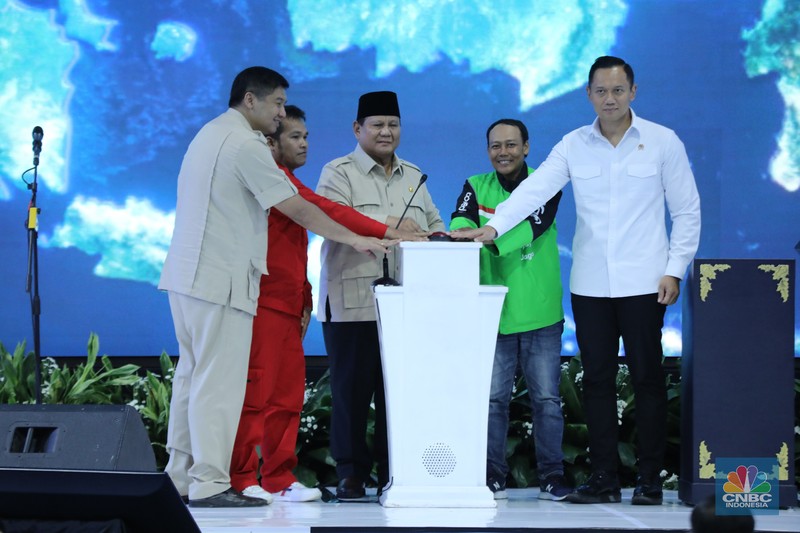 Presiden Prabowo Subianto menghadiri acara akad massal sebanyak 26.000 KPR dan serah terima kunci di Cileungsi, Kabupaten Bogor, Senin, (29/9/2025). (CNBC Indonesia/Tri Susilo) Presiden Prabowo Subianto menghadiri acara akad massal sebanyak 26.000 KPR dan serah terima kunci di Cileungsi, Kabupaten Bogor, Senin, (29/9/2025). (CNBC Indonesia/Tri Susilo)