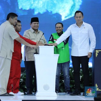 Momen Prabowo Serah Terima Kunci Rumah Subsidi di Cileungsi Bogor