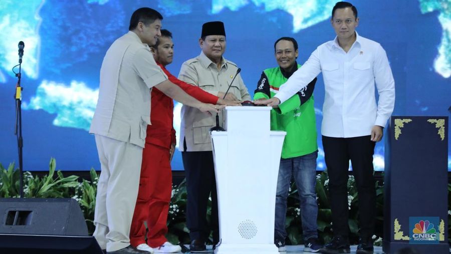 Presiden Prabowo Subianto menghadiri acara akad massal sebanyak 26.000 KPR dan serah terima kunci di Cileungsi, Kabupaten Bogor, Senin, (29/9/2025). (CNBC Indonesia/Tri Susilo)