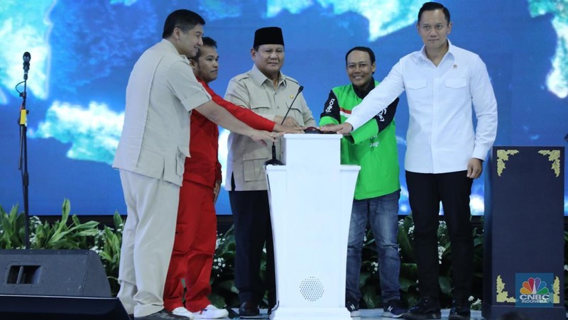 Presiden Prabowo Subianto menghadiri acara akad massal sebanyak 26.000 KPR dan serah terima kunci di Cileungsi, Kabupaten Bogor, Senin, (29/9/2025). (CNBC Indonesia/Tri Susilo)