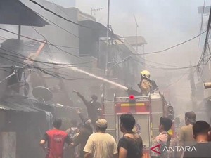 400 Rumah Hangus Usai Kebakaran Landa Permukiman di Tamansari Jakbar