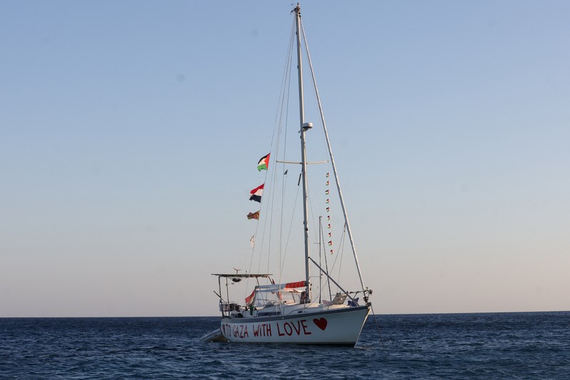 Awak kapal berinteraksi dari atas kapal, bagian dari Armada Sumud Global yang bertujuan mencapai Gaza dan menerobos blokade laut Israel, saat berlayar di lepas pulau Koufonisi, Yunani, 26 September 2025. (REUTERS/Stefanos Rapanis)