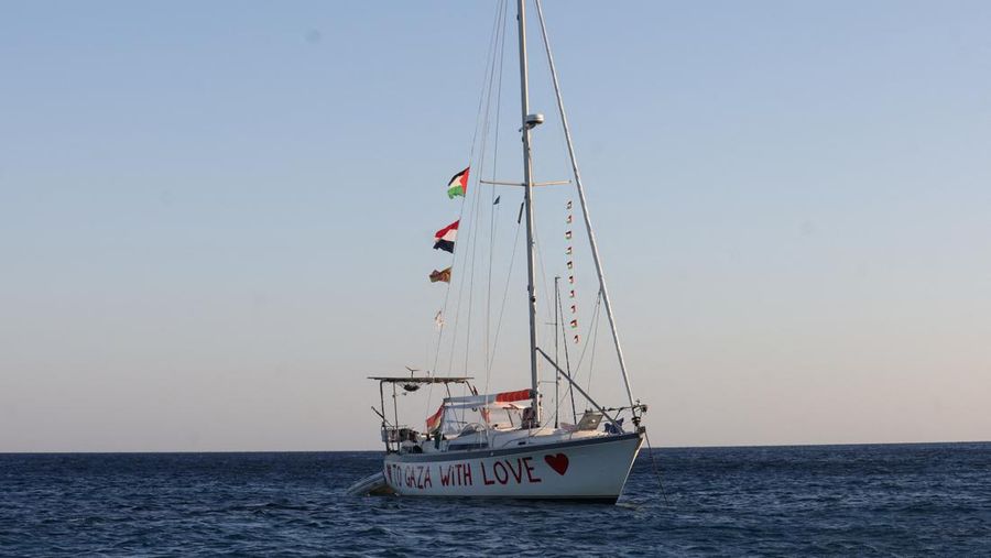 Awak kapal berinteraksi dari atas kapal, bagian dari Armada Sumud Global yang bertujuan mencapai Gaza dan menerobos blokade laut Israel, saat berlayar di lepas pulau Koufonisi, Yunani, 26 September 2025. (REUTERS/Stefanos Rapanis)