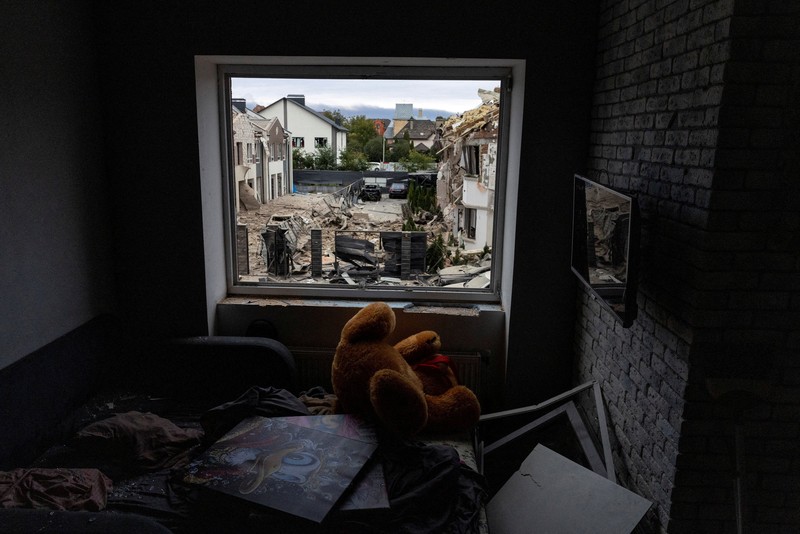 Ledakan menerangi langit di atas kota selama serangan pesawat tak berawak dan rudal Rusia, di tengah serangan Rusia terhadap Ukraina, di Kyiv, Ukraina, 28 September 2025. (REUTERS/Vladyslav Sodel)