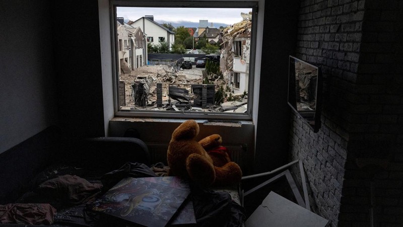 Ledakan menerangi langit di atas kota selama serangan pesawat tak berawak dan rudal Rusia, di tengah serangan Rusia terhadap Ukraina, di Kyiv, Ukraina, 28 September 2025. (REUTERS/Vladyslav Sodel)