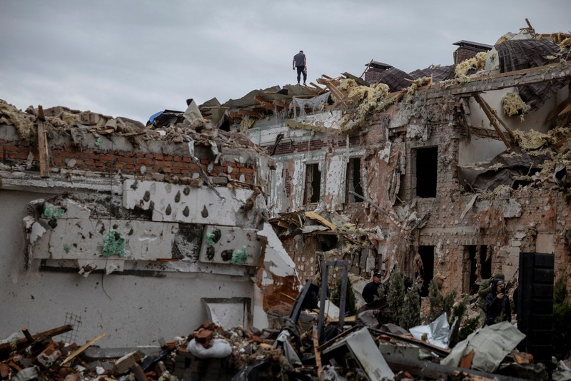Ledakan menerangi langit di atas kota selama serangan pesawat tak berawak dan rudal Rusia, di tengah serangan Rusia terhadap Ukraina, di Kyiv, Ukraina, 28 September 2025. (REUTERS/Vladyslav Sodel)