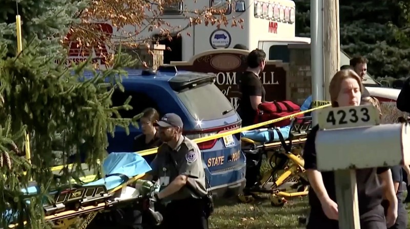 Seorang pria menabrakkan kendaraannya ke pintu depan Gereja Yesus Kristus dari Orang-Orang Suci Zaman Akhir (Mormon) di Grand Blanc, Michigan, dan menembaki jemaat, Minggu (28/9/2025). (Tangkapan Layar Video Reuters/ABC AFFILIATE WXYZ)