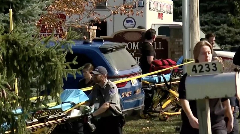 Seorang pria menabrakkan kendaraannya ke pintu depan Gereja Yesus Kristus dari Orang-Orang Suci Zaman Akhir (Mormon) di Grand Blanc, Michigan, dan menembaki jemaat, Minggu (28/9/2025). (Tangkapan Layar Video Reuters/ABC AFFILIATE WXYZ)