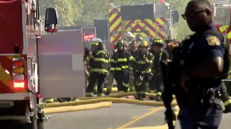 Seorang pria menabrakkan kendaraannya ke pintu depan Gereja Yesus Kristus dari Orang-Orang Suci Zaman Akhir (Mormon) di Grand Blanc, Michigan, dan menembaki jemaat, Minggu (28/9/2025). (Tangkapan Layar Video Reuters/ABC AFFILIATE WXYZ)