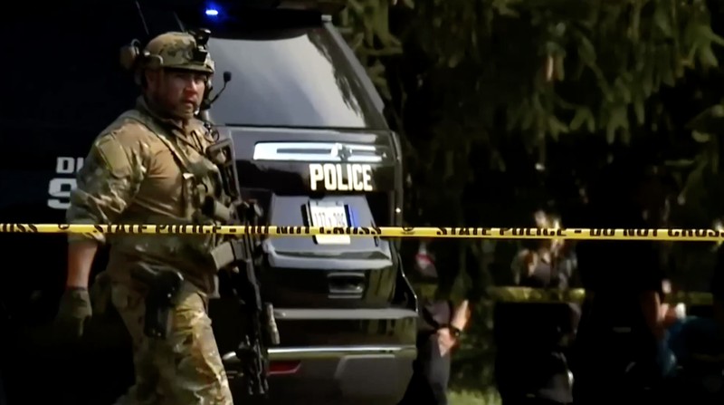 Seorang pria menabrakkan kendaraannya ke pintu depan Gereja Yesus Kristus dari Orang-Orang Suci Zaman Akhir (Mormon) di Grand Blanc, Michigan, dan menembaki jemaat, Minggu (28/9/2025). (Tangkapan Layar Video Reuters/ABC AFFILIATE WXYZ)