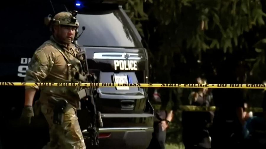 Seorang pria menabrakkan kendaraannya ke pintu depan Gereja Yesus Kristus dari Orang-Orang Suci Zaman Akhir (Mormon) di Grand Blanc, Michigan, dan menembaki jemaat, Minggu (28/9/2025). (Tangkapan Layar Video Reuters/ABC AFFILIATE WXYZ)