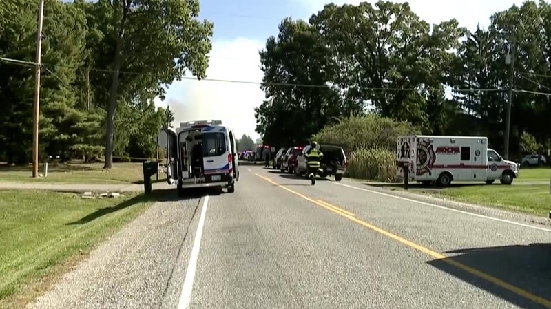 Seorang pria menabrakkan kendaraannya ke pintu depan Gereja Yesus Kristus dari Orang-Orang Suci Zaman Akhir (Mormon) di Grand Blanc, Michigan, dan menembaki jemaat, Minggu (28/9/2025). (Tangkapan Layar Video Reuters/ABC AFFILIATE WXYZ)