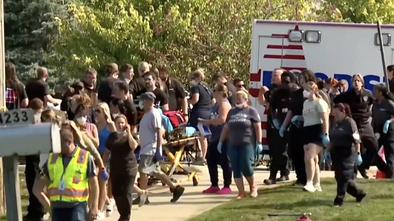 Seorang pria menabrakkan kendaraannya ke pintu depan Gereja Yesus Kristus dari Orang-Orang Suci Zaman Akhir (Mormon) di Grand Blanc, Michigan, dan menembaki jemaat, Minggu (28/9/2025). (Tangkapan Layar Video Reuters/ABC AFFILIATE WXYZ)