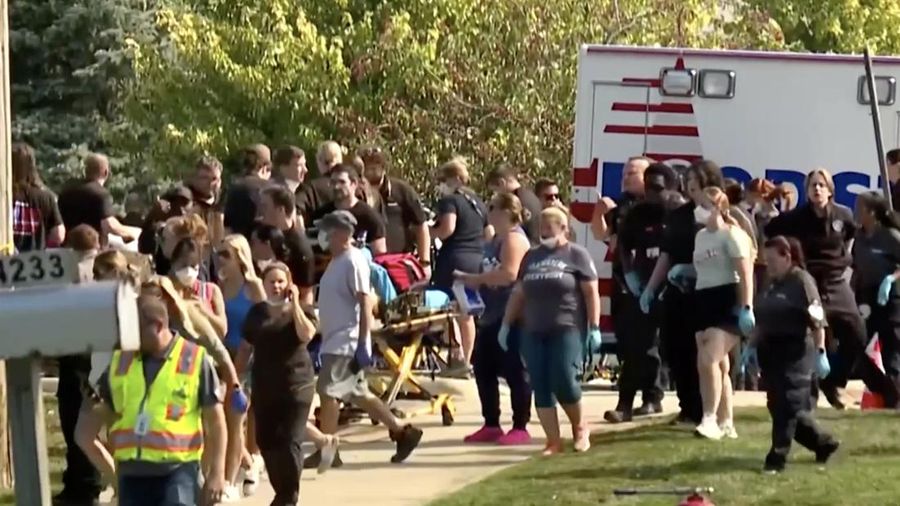 Seorang pria menabrakkan kendaraannya ke pintu depan Gereja Yesus Kristus dari Orang-Orang Suci Zaman Akhir (Mormon) di Grand Blanc, Michigan, dan menembaki jemaat, Minggu (28/9/2025). (Tangkapan Layar Video Reuters/ABC AFFILIATE WXYZ)