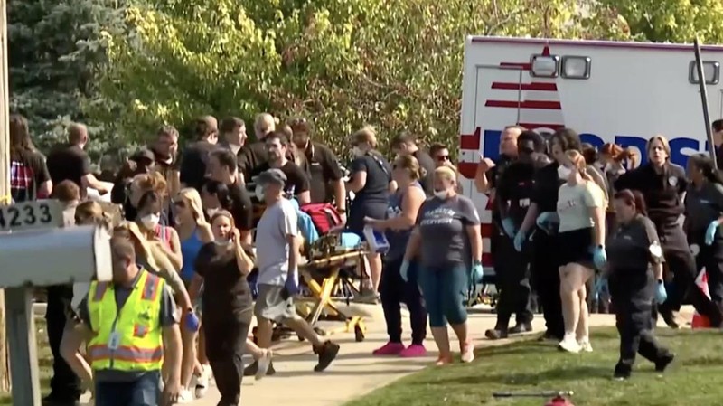 Seorang pria menabrakkan kendaraannya ke pintu depan Gereja Yesus Kristus dari Orang-Orang Suci Zaman Akhir (Mormon) di Grand Blanc, Michigan, dan menembaki jemaat, Minggu (28/9/2025). (Tangkapan Layar Video Reuters/ABC AFFILIATE WXYZ)