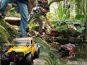 Bapak-bapak Merapat, Saatnya Main Mobil RC Offroad di Lereng Bromo