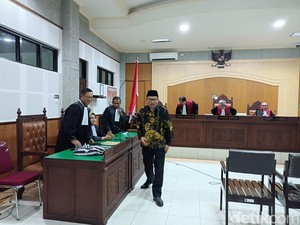 Mantan Sekda NTB Era TGB Dituntut 12 Tahun Penjara