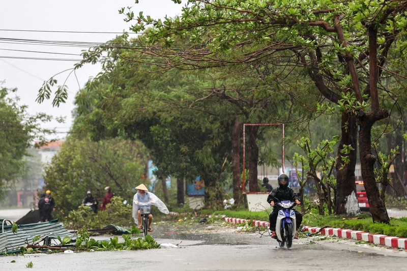 Suasana setelah Topan Bualoi melanda Provinsi Nghe An, Vietnam, Senin (29/9/2025). (REUTERS/Thinh Nguyen)