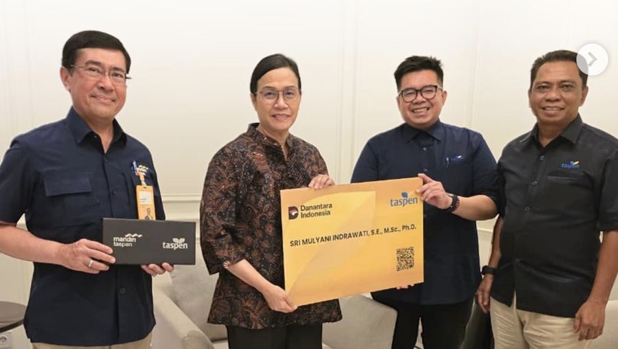 Taspen menyerahkan manfaat Program Pensiun dan Tabungan Hari Tua (THT) kepada mantan Menteri Keuangan Sri Mulyani Indrawati. (Tangkapan layar)