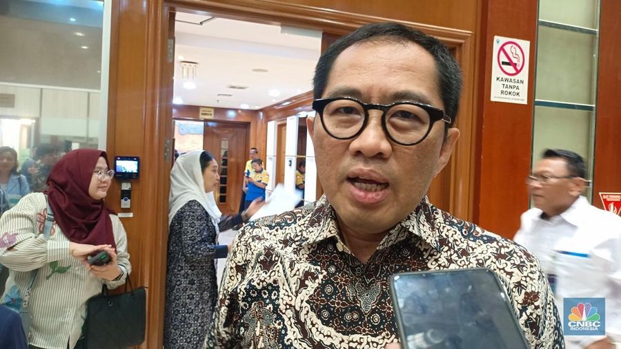 Wakil Menteri Perindustrian (Wamenperin) Faisol Riza saat ditemui usai rapat. (CNBC Indonesia/Martyasri Rizky)