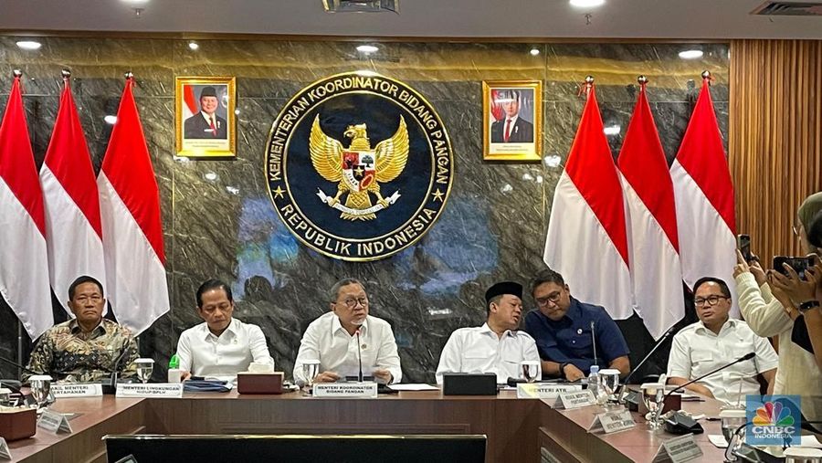 Wakil Menteri Pertahanan Donny Ermawan Taufanto, Wakil Menteri Lingkungan Hidup Rohmat Marzuki, Menko Pangan Zulkifli Hasan, Menteri Agraria dan Tata Ruang/Kepala BPN Nusron Wahid, Wakil Menteri Pertanian Sudaryono, dab Wakil Menteri BUMN Kartika Wirjoatmodjo dalam Rakortas Percepatan Pembangunan Kawasan Swasembada Pangan, Energi dan Air Nasional Wilayah Wanam Papua Selatan di kantor Kemenko bidang Pangan di Jakarta, Senin (29/9/2025). (CNBC Indonesia/Romys Binekasri)