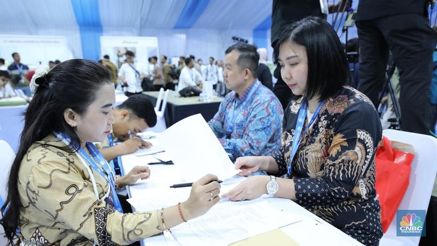 Presiden Prabowo Subianto menghadiri acara akad massal sebanyak 26.000 KPR dan serah terima kunci di Cileungsi, Kabupaten Bogor, Senin, (29/9/2025). (CNBC Indonesia/Tri Susilo)