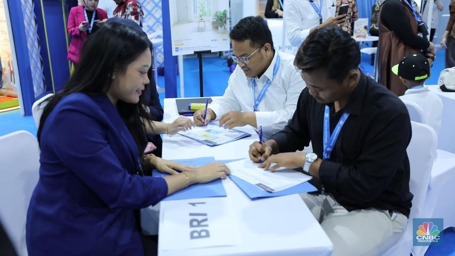 Warga melakukan akad KPR perdana untuk hunian rumah subsidi dalam acara akad massal sebanyak 26.000 KPR dan serah terima kunci di Cileungsi, Kabupaten Bogor, Senin, (29/9/2025). (CNBC Indonesia/Tri Susilo)