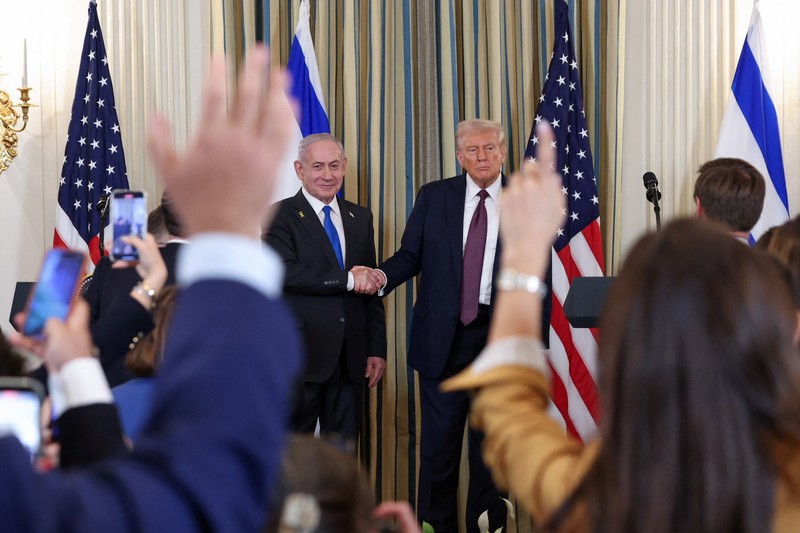 Presiden AS Donald Trump dan Perdana Menteri Israel Benjamin Netanyahu berjabat tangan pada konferensi pers bersama di Ruang Makan Negara di Gedung Putih di Washington, D.C., AS, 29 September 2025. (REUTERS/Jonathan Ernst)