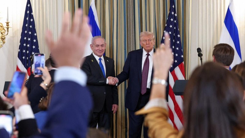Presiden AS Donald Trump dan Perdana Menteri Israel Benjamin Netanyahu berjabat tangan pada konferensi pers bersama di Ruang Makan Negara di Gedung Putih di Washington, D.C., AS, 29 September 2025. (REUTERS/Jonathan Ernst)