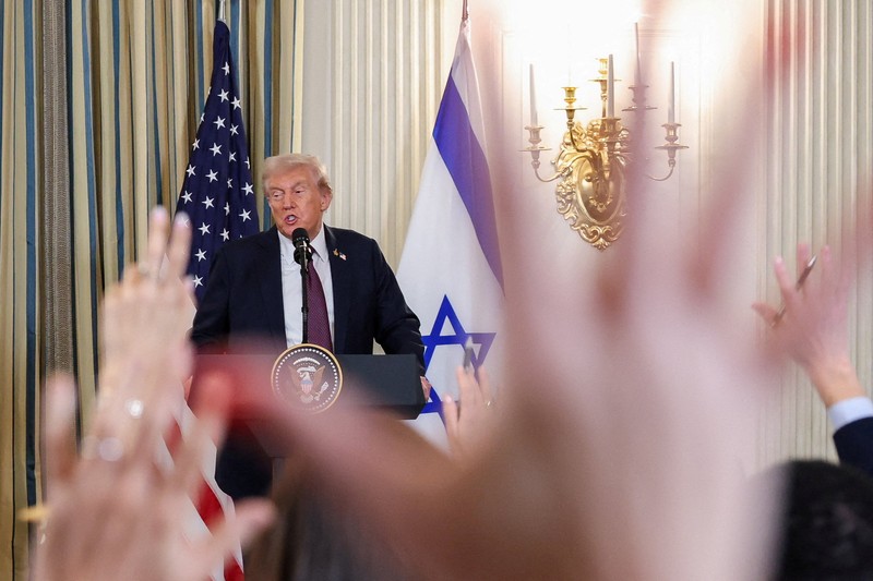 Presiden AS Donald Trump dan Perdana Menteri Israel Benjamin Netanyahu berjabat tangan pada konferensi pers bersama di Ruang Makan Negara di Gedung Putih di Washington, D.C., AS, 29 September 2025. Presiden AS Donald Trump dan Perdana Menteri Israel Benjamin Netanyahu berjabat tangan pada konferensi pers bersama di Ruang Makan Negara di Gedung Putih di Washington, D.C., AS, 29 September 2025. (REUTERS/Jonathan Ernst)